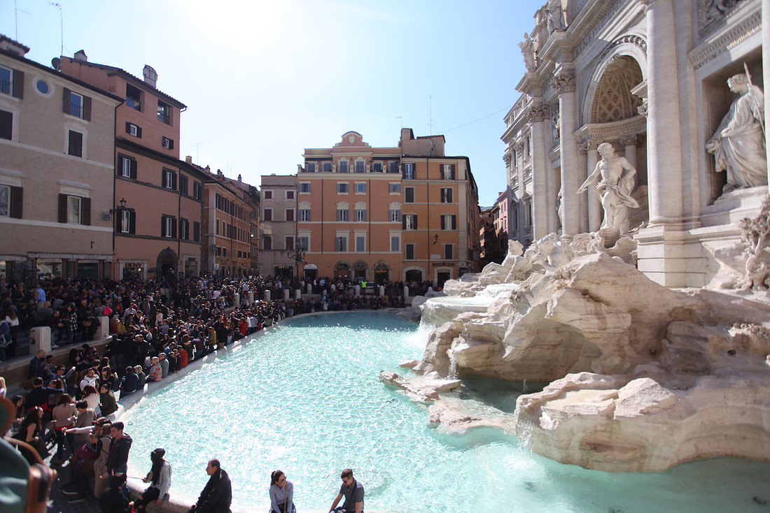 Trevi_fountian_crowds_rome
